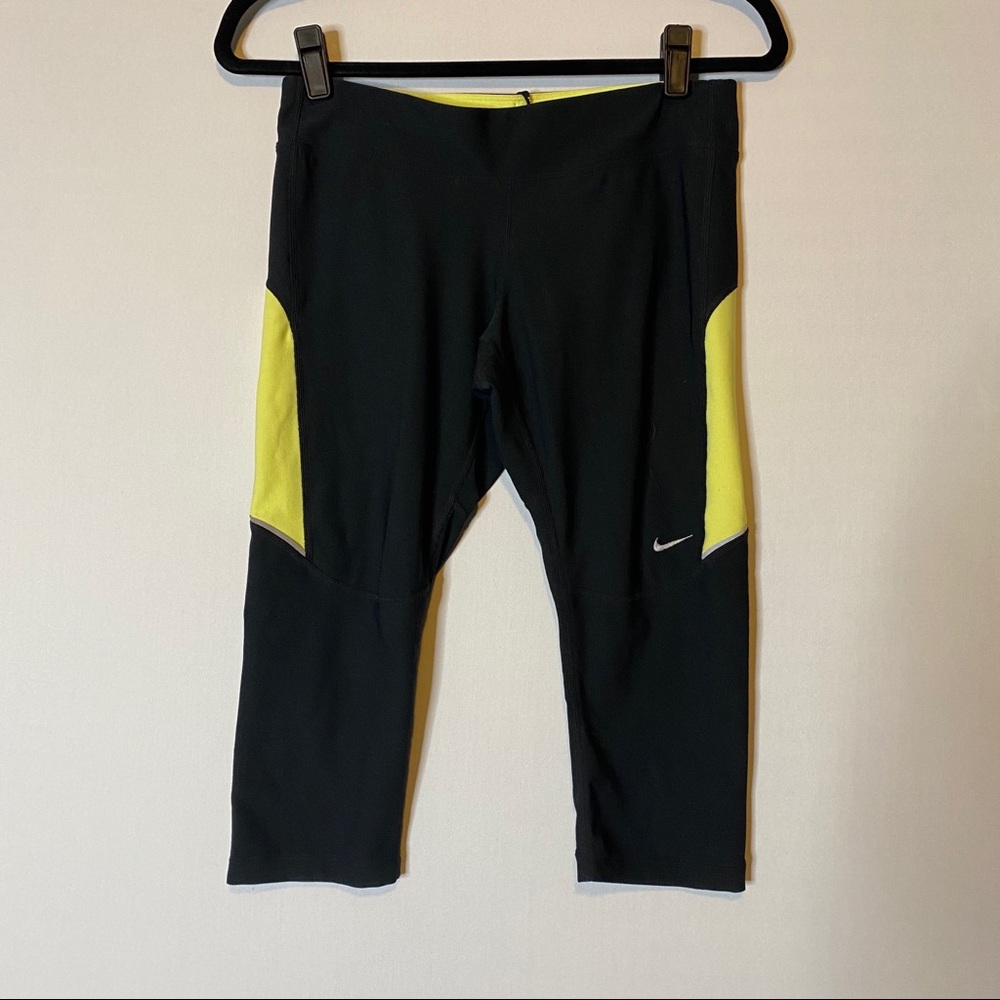 Nike Cropped Legging With Zipper Pocket in Back